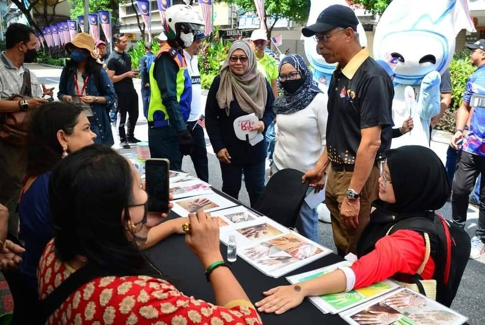 Mahadi (dua dari kanan) meninjau keadaan peniaga pada program Jalan TAR Bebas Kenderaan pada Ahad. - Foto: Fb DBKL