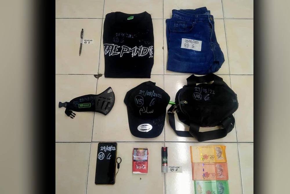 Antara barangan dirampas daripada suspek yang menyamun sebuah stesen minyak di Pandan Jaya, Ampang Jaya pada Ahad.