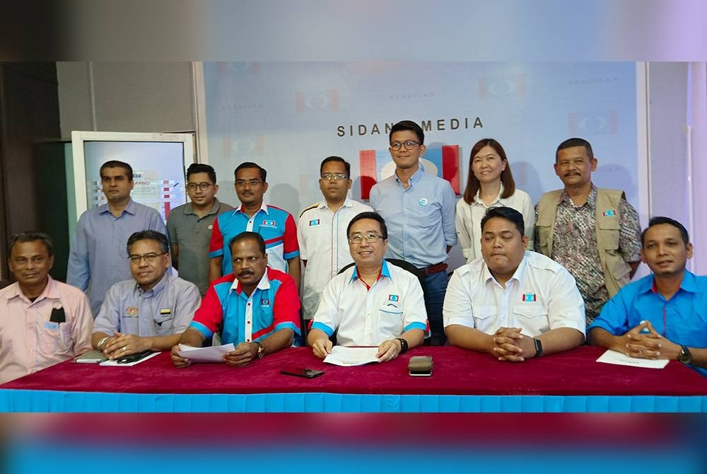 Lih Kang (duduk, tiga dari kanan) bersama barisan baharu ahli majlis pimpinan negeri PKR Perak.