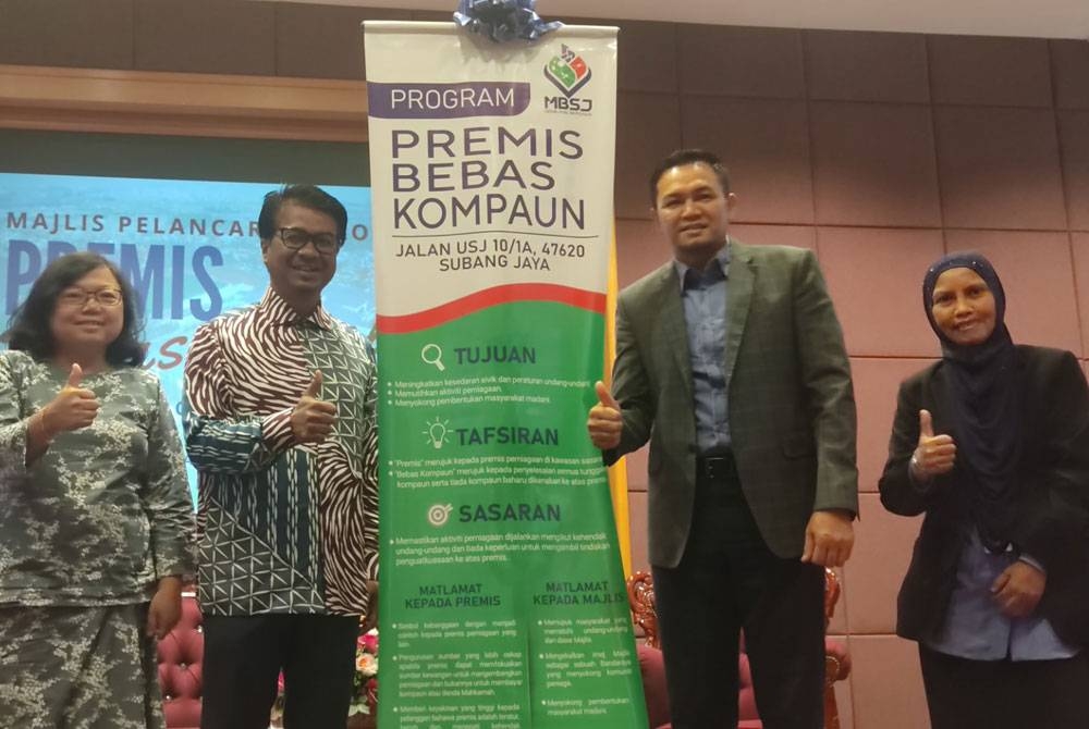 Johary (dua dari kiri) ketika merasmikan Program Premis Bebas Kompaun di Dewan Kenanga, MBSJ pada Isnin.