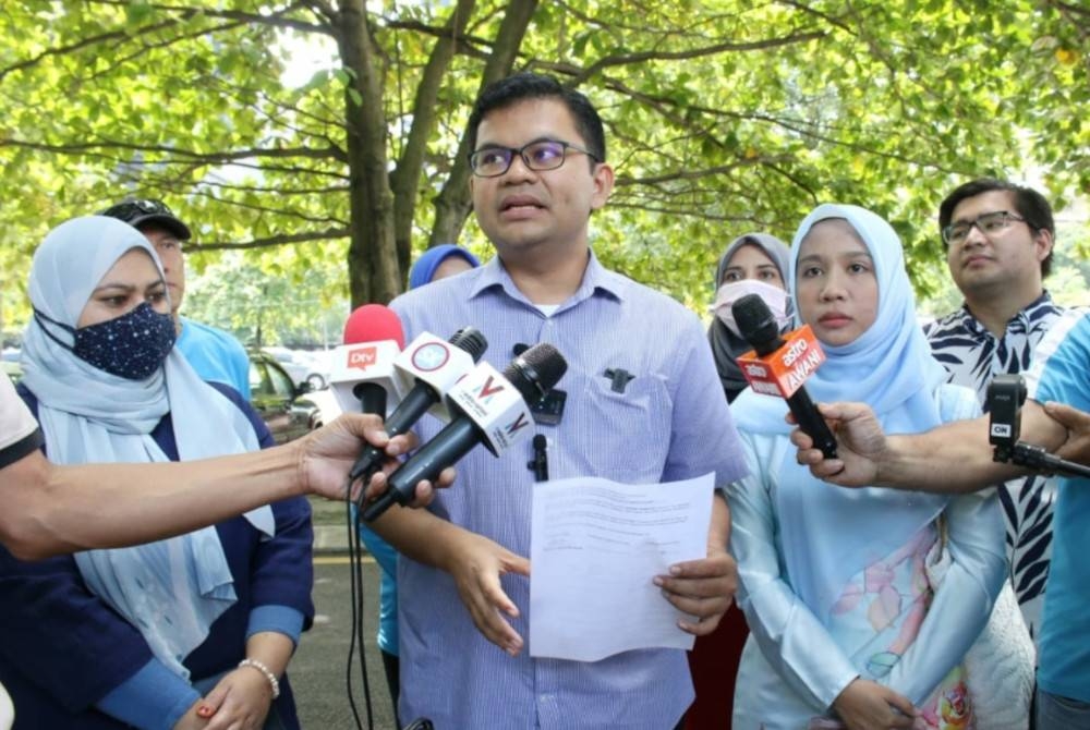 Akmal Nasrullah Mohd Nasir pada sidang media selepas membuat laporan di Ibu Pejabat Polis Daerah Dang Wangi pada Isnin.
