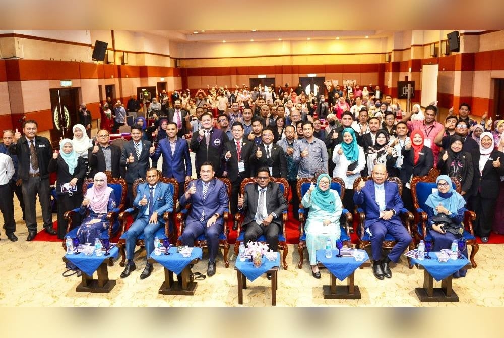 Jana Santhiran ( duduk, empat dari kanan) bergambar bersama tetamu kenamaan serta peserta Simposium Pemikir Muda Ekonomi Belia Pemacu Masa Hadapan Negara pada Isnin.