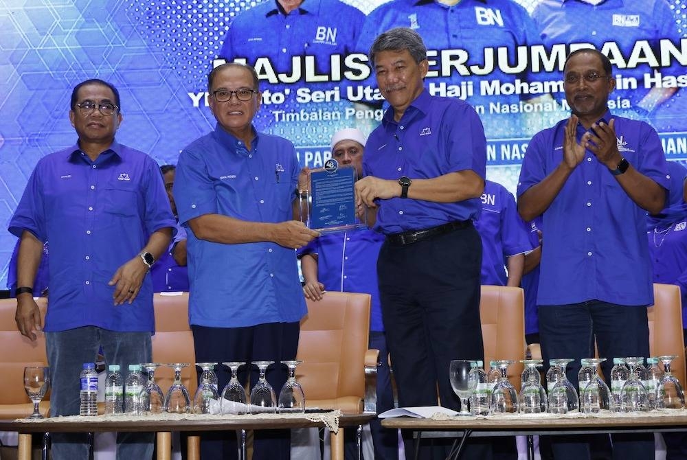 Mohamad menyerahkan plak PRU15 kepada Wan Rosdy sempena perjumpaan bersama komponen BN Pahang di Dewan Dato Sri Haji Abdul Manan Islam, Jalan Bypass Kuantan, pada Isnin.