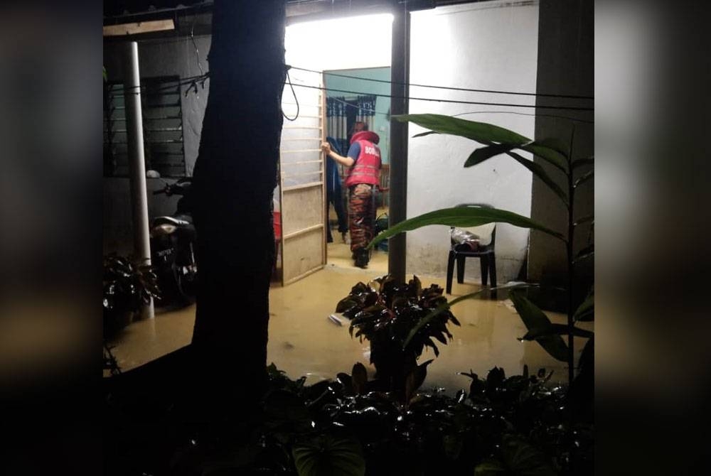 Seorang warga emas terpaksa dipindahkan selepas rumahnya dinaiki air setinggi 30.48 cm. Foto JBPM
