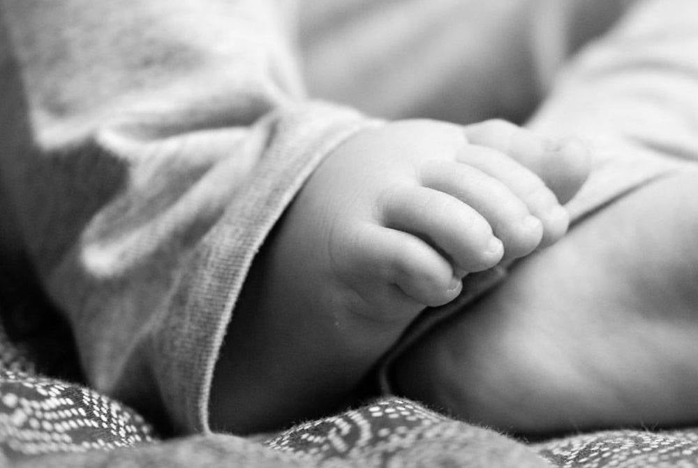 Seorang bayi perempuan berusia 10 bulan maut selepas tidak sedarkan diri di rumah pengasuhnya. (Gambar hiasan)