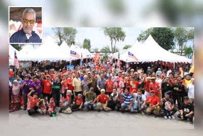 Md Alwi, Hussamuddin dan Muhammad Nasir bersama anak-anak Kelantan sempena program Bekwoh Sugho Anok Kelate yang berlangsung di pekarangan Kompleks Karangkraf, Shah Alam pada Ahad.