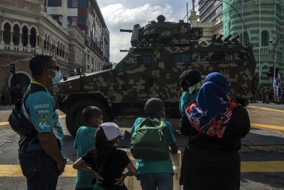 Orang ramai tidak melepaskan peluang pada hari minggu untuk melihat perarakan Pasukan Angkatan Tentera Malaysia (ATM) pada raptai sempena sambutan Hari Kebangsaan 2022 di Dataran Merdeka. -Foto Bernama.
