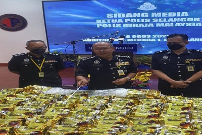 Arjunaidi (tengah) menunjukkan dadah yang dirampas dalam serbuan di sebuah premis di Kampung Baru Ampang, Ampang, 20 Jun lalu.