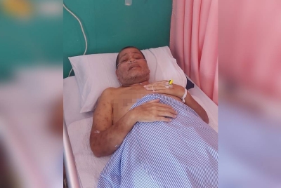 Rosli ketika menerima rawatan di Hospital Kemaman.