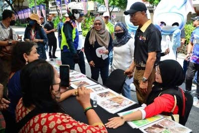 Mahadi (dua dari kanan) meninjau keadaan peniaga pada program Jalan TAR Bebas Kenderaan pada Ahad. - Foto: Fb DBKL