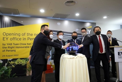 Ketua Menteri Pulau Pinang Chow Kon Yeow (tiga, kiri) merasmikan pejabat baru New EY, pada Isnin.