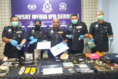 Anbalangan (tengah) menunjukan barangan yang dirampas disyaki hasil kegiatan pecah rumah pada sidang media di IPD Serdang pada Isnin.