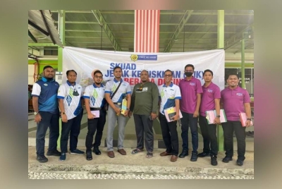 Skuad Jejak Kemiskinan yang terbabit dalam program di Taman Bunga Raya, Bukit Beruntung.