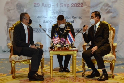 Hishammuddin mengadakan kunjungan hormat ke atas Menteri Pertahanan Thailand, Prayuth Chan o-cha. - Foto Bernama