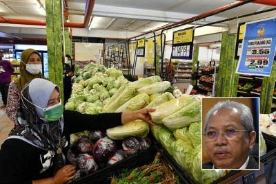 Orang ramai mendapatkan sayuran pada harga murah menerusi program Jualan Murah Keluarga Malaysia (JMKM) di Pasaraya Sabasun, Bukit Kecil, Kuala Terengganu. - Foto Bernama, gambar kecil: Annuar Musa