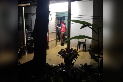 Seorang warga emas terpaksa dipindahkan selepas rumahnya dinaiki air setinggi 30.48 cm. Foto JBPM
