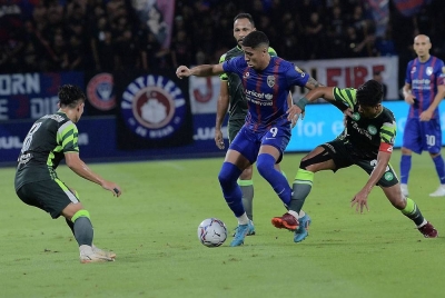 Bergson diasak dua pemain Melaka United pada perlawanan Liga Super di Stadium Sultan Ibrahim pada Isnin. - Foto Bernama