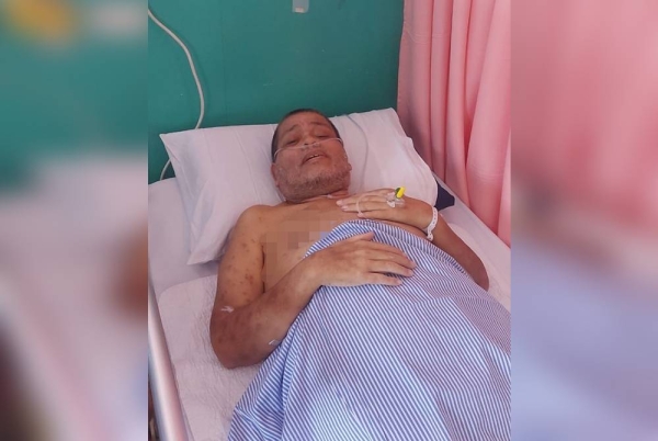 Rosli ketika menerima rawatan di Hospital Kemaman.