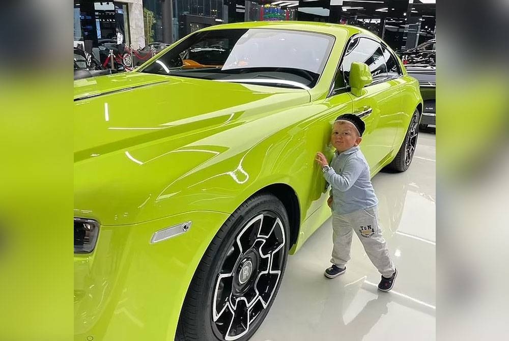 Hasbulla Magomedov dibawa menaiki kereta Rolls-Royce bernilai RM5.36 juta setiba di Sydney baru-baru ini. - Foto Instagram/ Hasbulla.hushetskiy