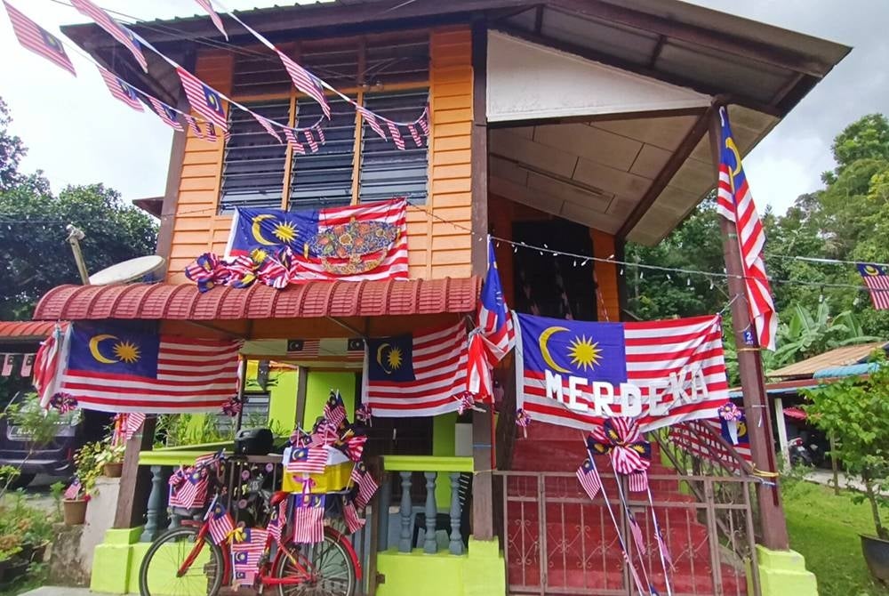 Kediaman Mohd Hanif yang ceria dihiasi Jalur Gemilang.