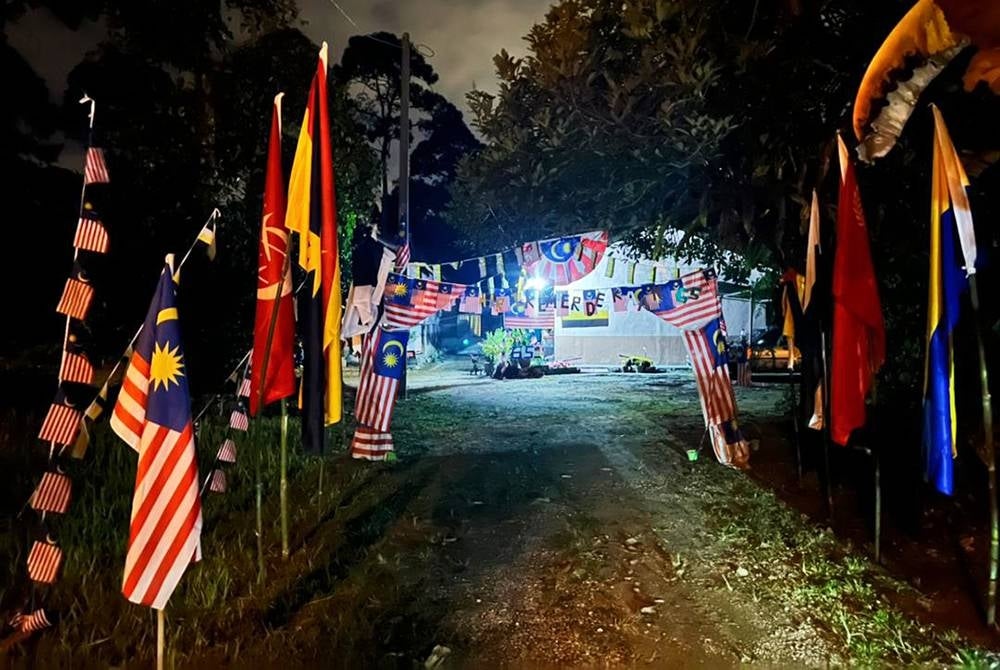 Kibaran bendera dan Jalur Gemilang yang boleh dilihat di Kampung Chulek sebagai tanda semangat menyambut kemerdekaan.