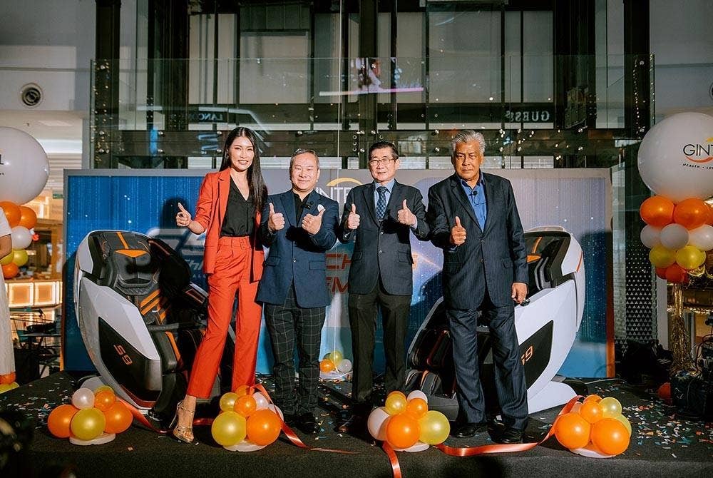 Dari kiri, Amber, Chris, Cheh Yak dan Jalaluddin pada majlis pelancaran S9 SuperChAiR diadakan sempena pembukaan dan perasmian Fasa 2, IOI City Mall Putrajaya pada 25 Ogos lalu.