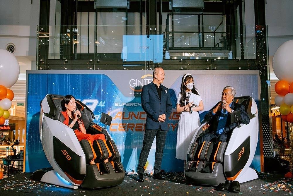 Amber (kiri), Chris Leong(dua dari kiri), Jalaluddin (kanan) berkongsi pengalaman menggunakan produk Gintell.