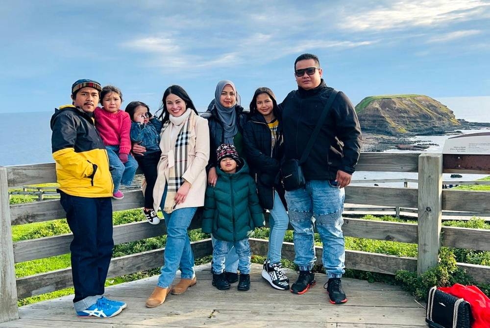 Shaidatul Melissa (empat dari kiri) yang berhijrah ke Sydney bergambar bersama rakan dan keluarga ketika bercuti ke Melboune, Australia. - Foto Bernama