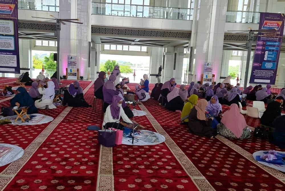 Orang ramai memenuhi perkarangan Masjid Tuanku Mizan Zainal Abidin seawal jam 11 pagi.