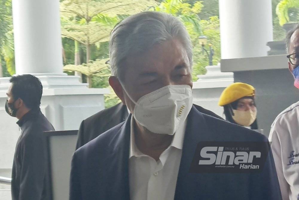 Ahmad Zahid hadir di Mahkamah Tinggi Kuala Lumpur bagi menghadapi perbicaraan kes pecah amanah, rasuah dan pengubahan wang haram pada Selasa.