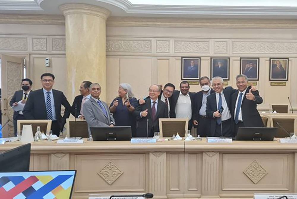 Foto bersama anggota MPN lain yang menghadiri mesyuarat berkenaan pada Isnin yang dikongsi dikongsi Wong Chen di Twitternya pada Selasa.