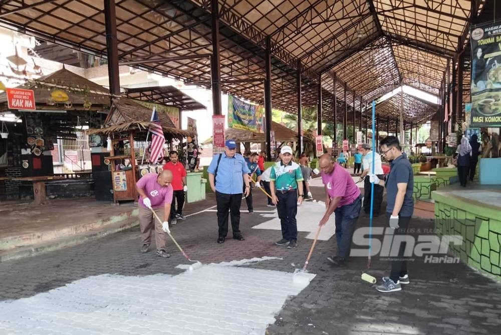 Rosnazli (dua dari kiri) ketika memantau Program Local Agenda 21, Program Gotong-royong Zon Bersih Indah Ceria Pasar Siti Khadijah pada Selasa.