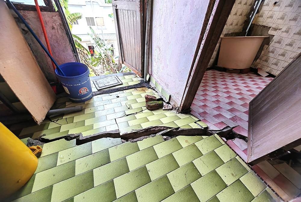 Keadaan bahagian dapur rumah seorang penduduk yang retak.