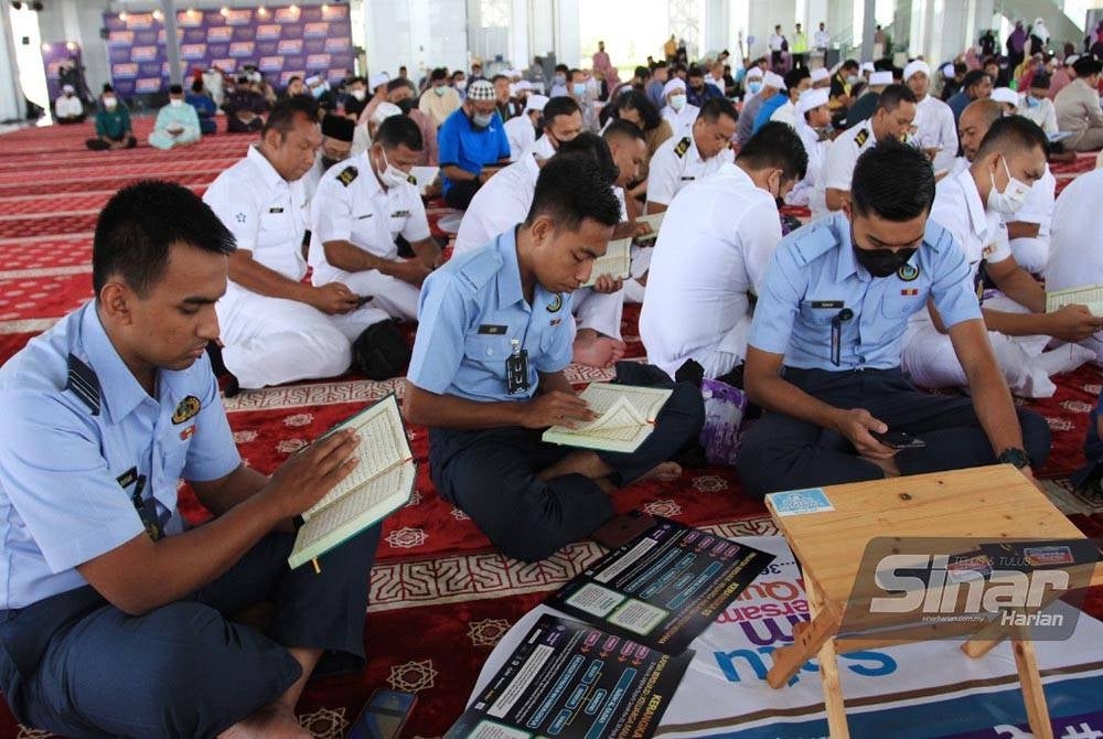 Para peserta dan tetamu hadir di Majlis Malaysia #QuranHour 2022 sempena Sambutan Hari Kebangsaan yang diadakan di Masjid Tuanku Mizan Zainal Abidin, Putrajaya. 