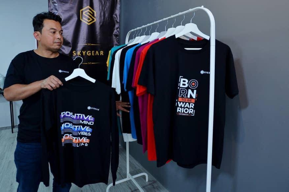 Nik Hafiz Naim memberi keutamaan kepada kualiti dan keselesaan pelanggan semasa memakai.