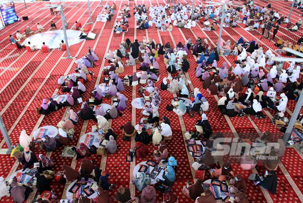Para peserta hadir di Masjid Tuanku Mizan Zainal Abidin, Putrajaya bagi menyertai Malaysia #QuranHour kali kelapan pada Selasa. - Foto Sinar Harian/ROSLI TALIB