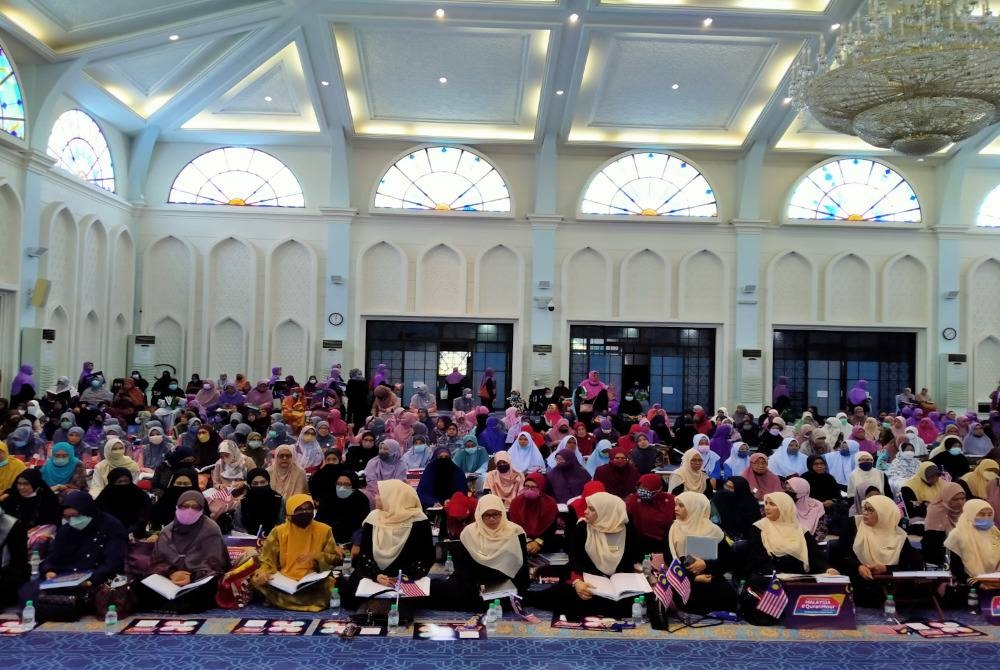 Sebahagian 500 peserta yang hadir ke program Malaysia #QuranHour di Masjid Sultan Azlan Shah pada Selasa.