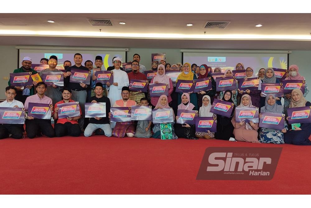 Kira-kira lebih 40 peserta menyertai program Malaysia #QuranHour di Perpustakaan Raja Tun Uda pada Selasa.