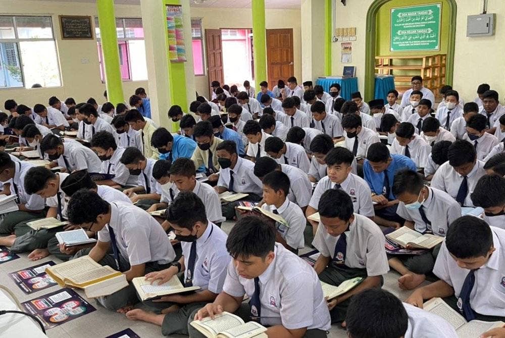 Pelajar Sekolah Menengah Kebangsaan (SMK) Taman Hi-Tech Kulim juga turut serta membaca al-Quran pada program Malaysia #Quran Hour pada Selasa.