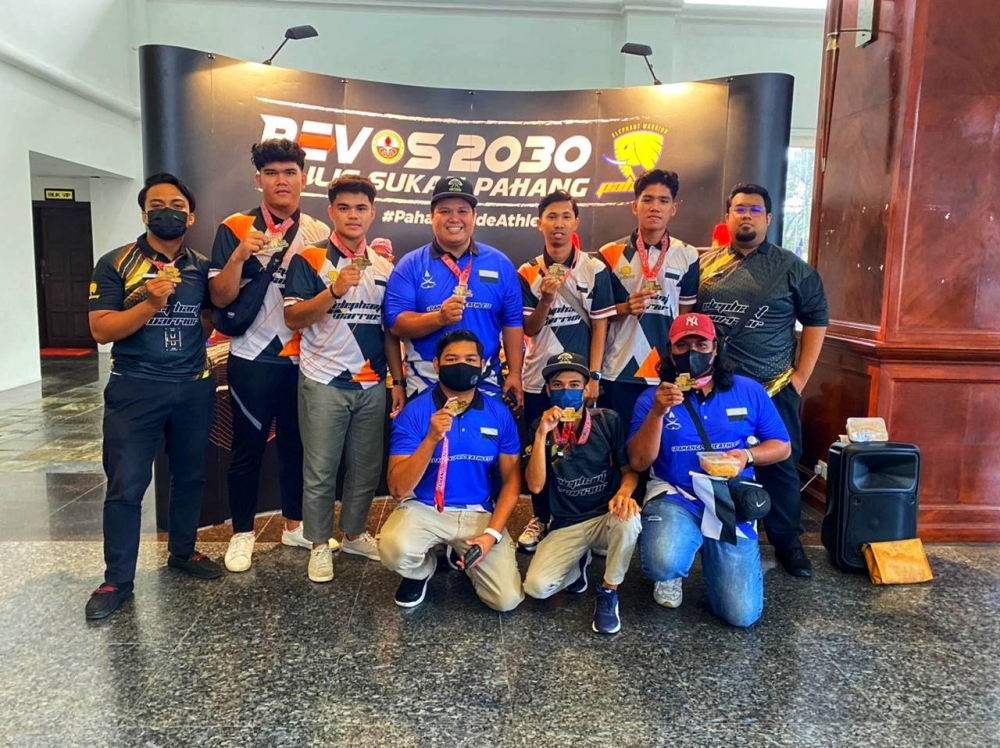 Husyin (tengah) bersama sebahagian pemain yang akan menggalas cabaran Pahang di Sukma 2022 nanti.