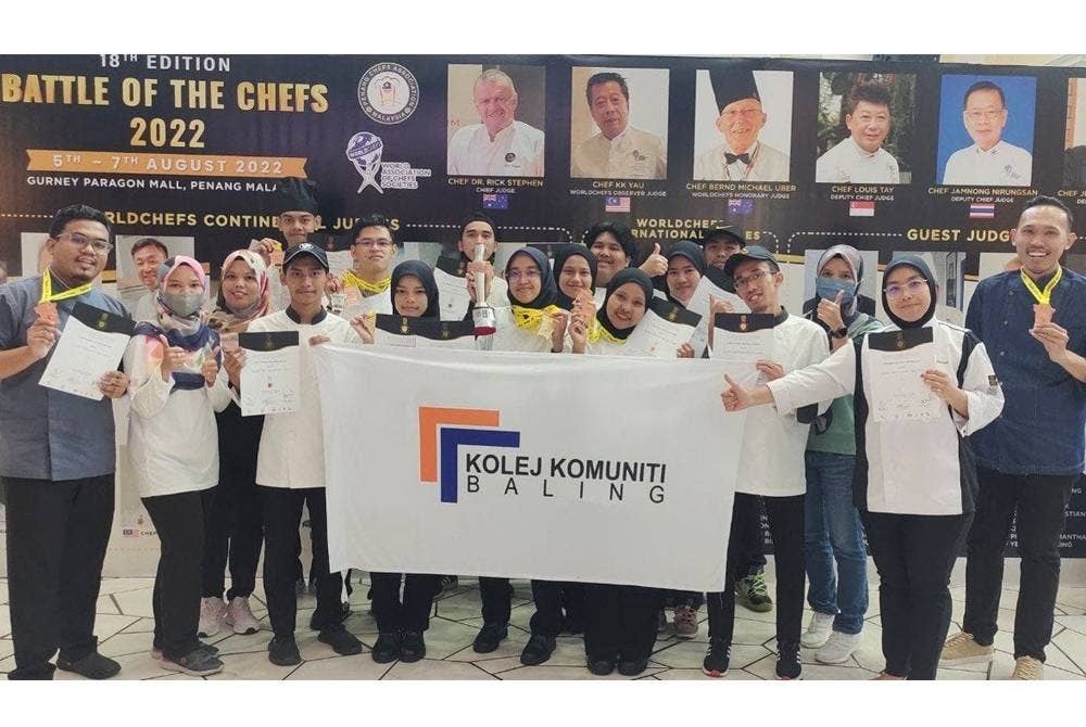 Pensyarah dan pelajar Kolej Komuniti Baling bersama pingat yang dimenangi sempena Battle of the Chefs di Pulau Pinang baru-baru ini.