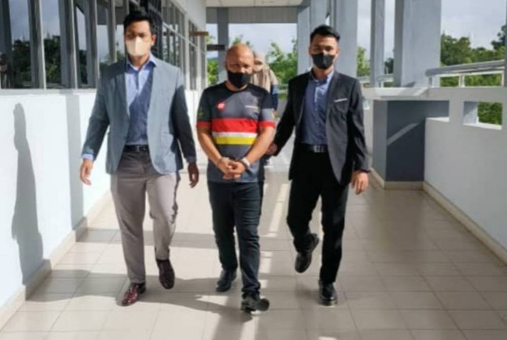 Tertuduh (tengah) dijatuhi hukuman penjara 14 hari dan denda RM10,000.