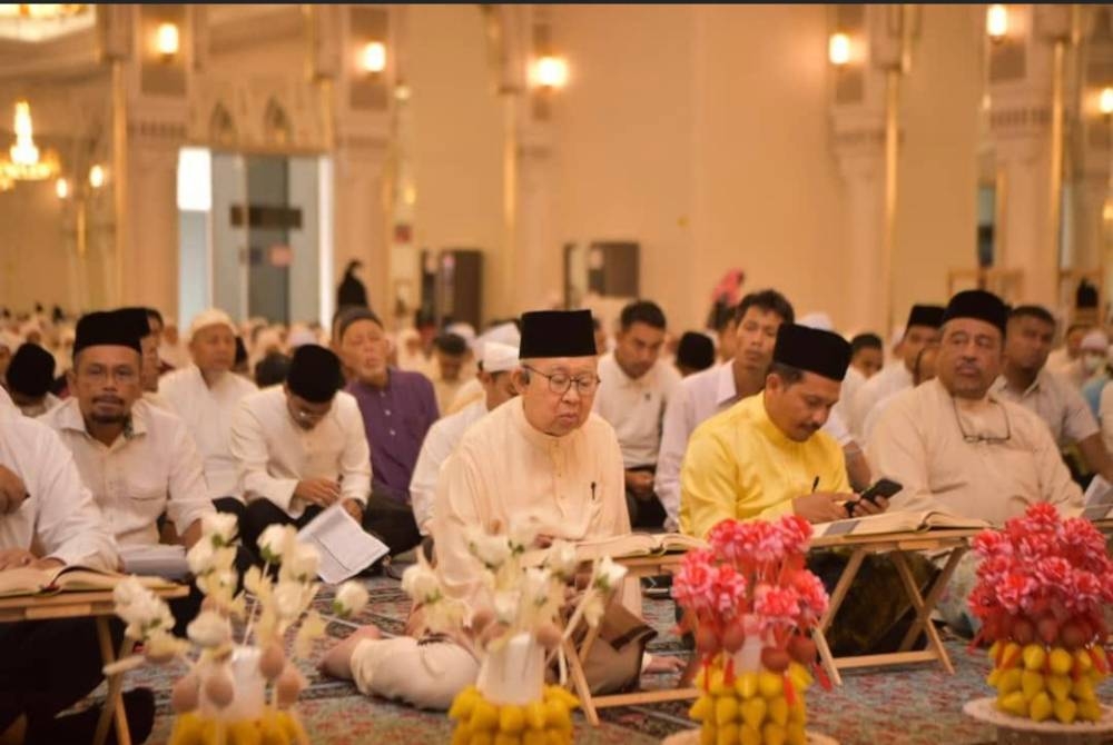 Tengku Razaleigh (tengah) menyertai Malaysia #QuranHour selepas merasmikan program itu di Masjid Razaleigh pada Selasa.
