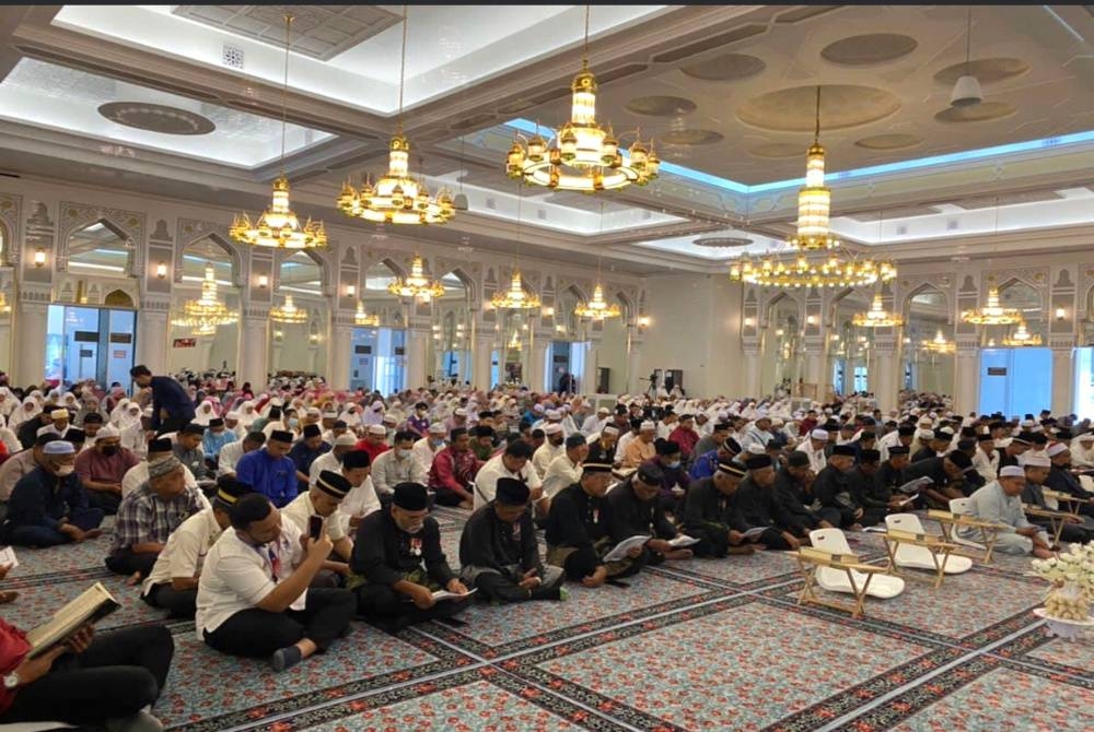 Peserta membaca al-Quran dan bertadabbur pada Malaysia #QuranHour Kelantan di Masjid Razaleigh pada Selasa.