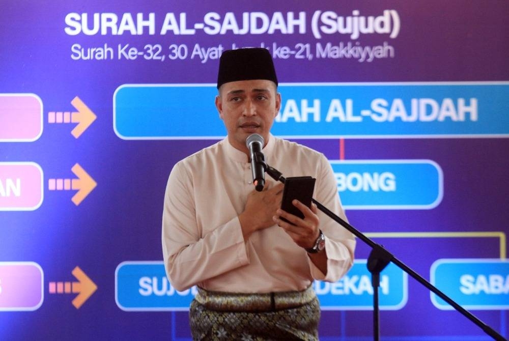 Adi Putra diberi penghormatan membaca ikrar pada program Malaysia #QuranHour 2022 yang berlangsung di Masjid Tuanku Mizan Zainal Abidin di Putrajaya pada Selasa.