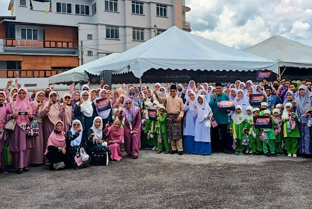 Sebahagian daripada 400 peserta yang mengikuti Malaysia #QuranHour anjuran Rumah Ngaji Taiping bersama Pejabat Orang Besar Jajahan Larut Matang Selama.