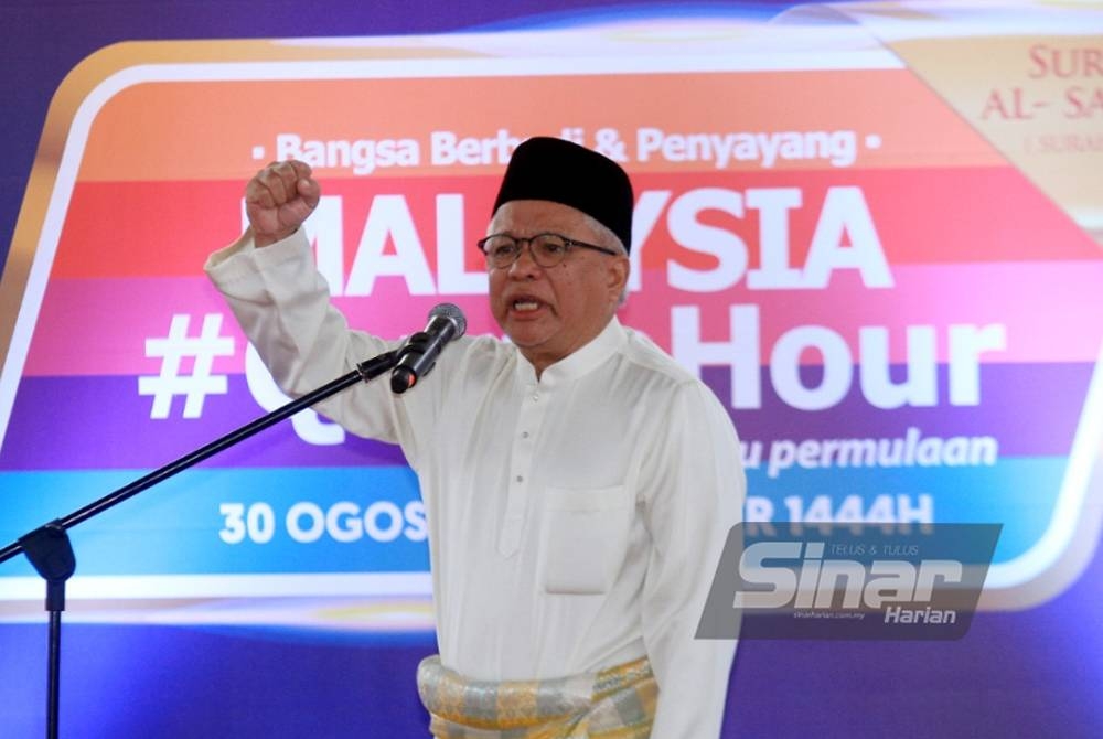 Pengasas Yayasan Warisan Ummah Ikhlas (WUIF), Datuk Hussamuddin Yaacub sebak ketika menyampaikan pesanannya pada program Malaysia #QuranHour yang berlangsung di Masjid Tuanku Mizan Zainal Abidin di sini pada Selasa.