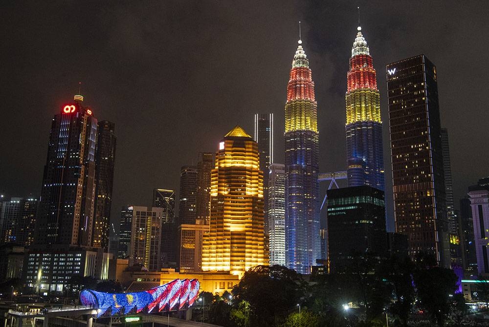 Menara Berkembar Kuala Lumpur (KLCC) dan Pintasan Saloma diterangi cahaya warna Jalur Gemilang bersempena sambutan Hari Kebangsaan 2022 pada tinjauan hari ini.