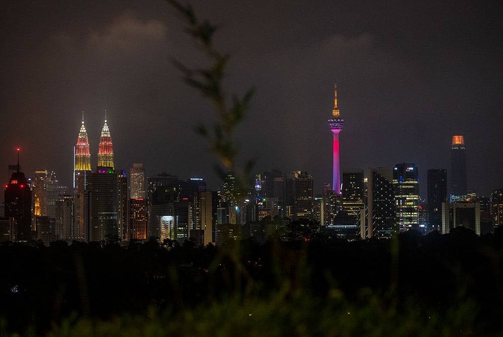 Menara Berkembar Kuala Lumpur (KLCC) dan Menara Kuala Lumpur (KL Tower) diterangi dengan cahaya warna Jalur Gemilang bersempena sambutan Hari Kebangsaan 2022 pada tinjauan hari ini.