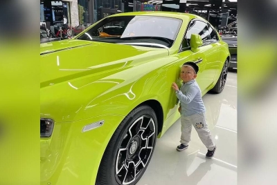 Hasbulla Magomedov dibawa menaiki kereta Rolls-Royce bernilai RM5.36 juta setiba di Sydney baru-baru ini. - Foto Instagram/ Hasbulla.hushetskiy